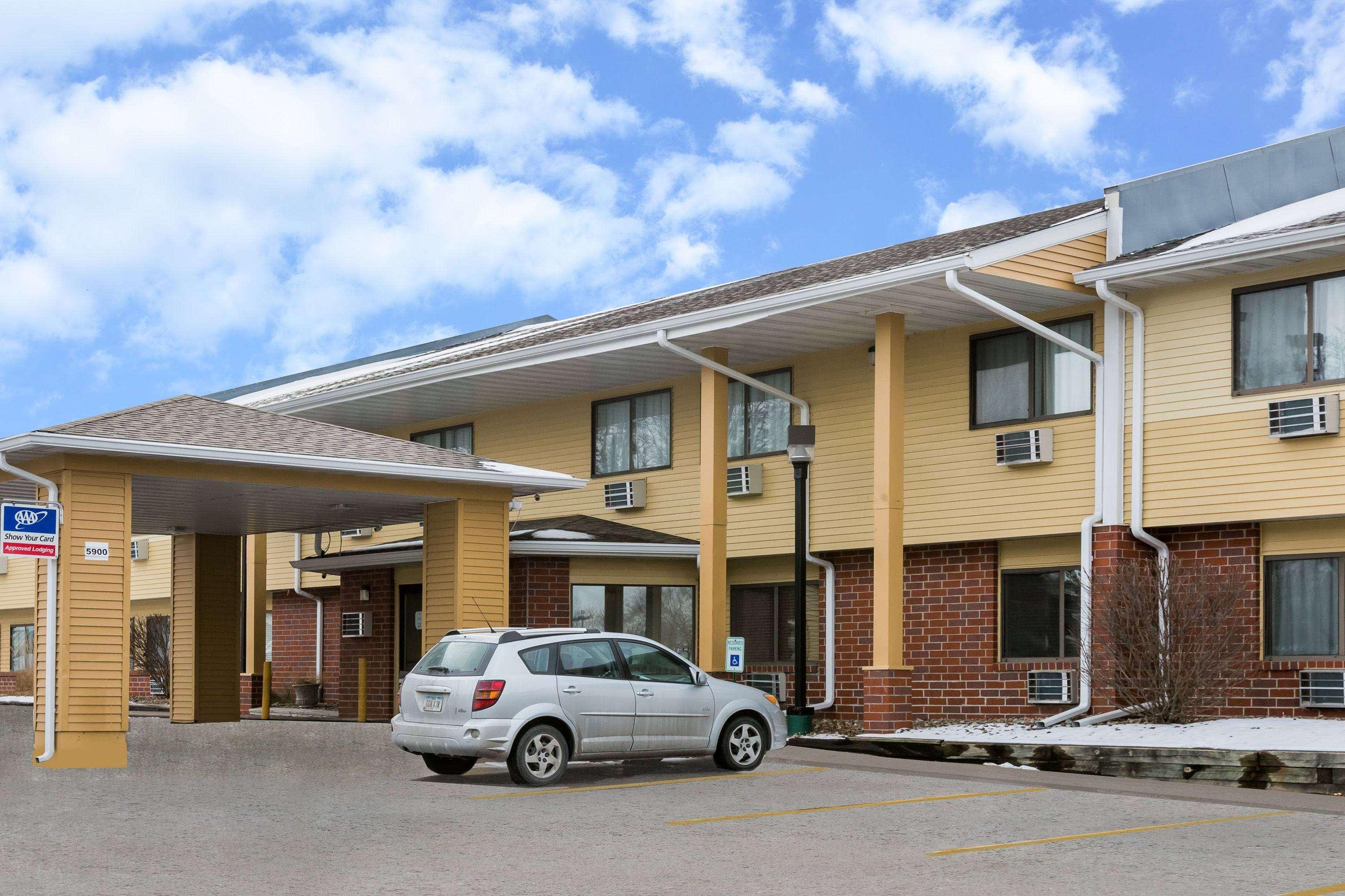Super 8 By Wyndham Urbandale/Des Moines Area Motel Buitenkant foto