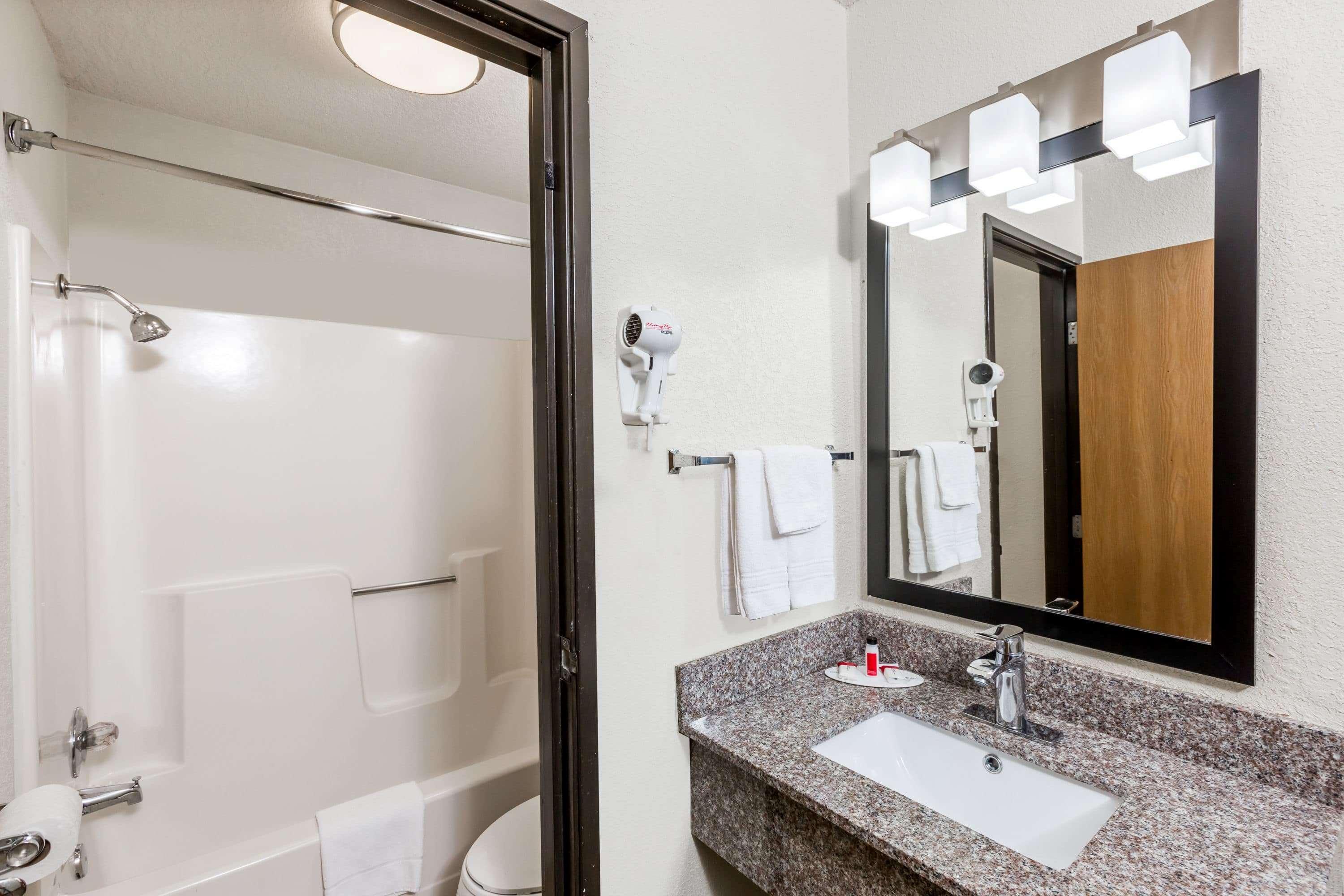Super 8 By Wyndham Urbandale/Des Moines Area Motel Buitenkant foto